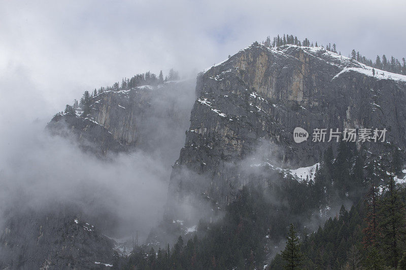 约塞米蒂国家公园山景，低雾，加利福尼亚州