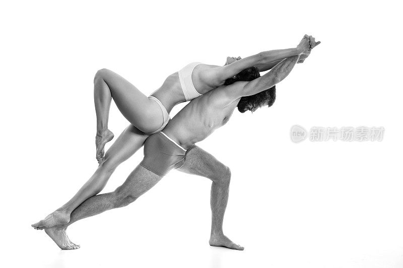 一对夫妇在演播室里进行acro瑜伽练习