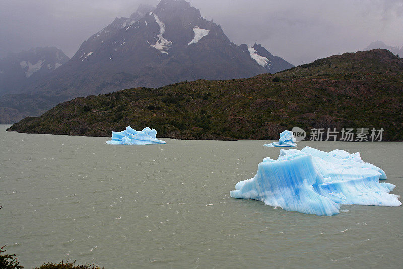 巴塔哥尼亚灰色湖上的蓝色冰山