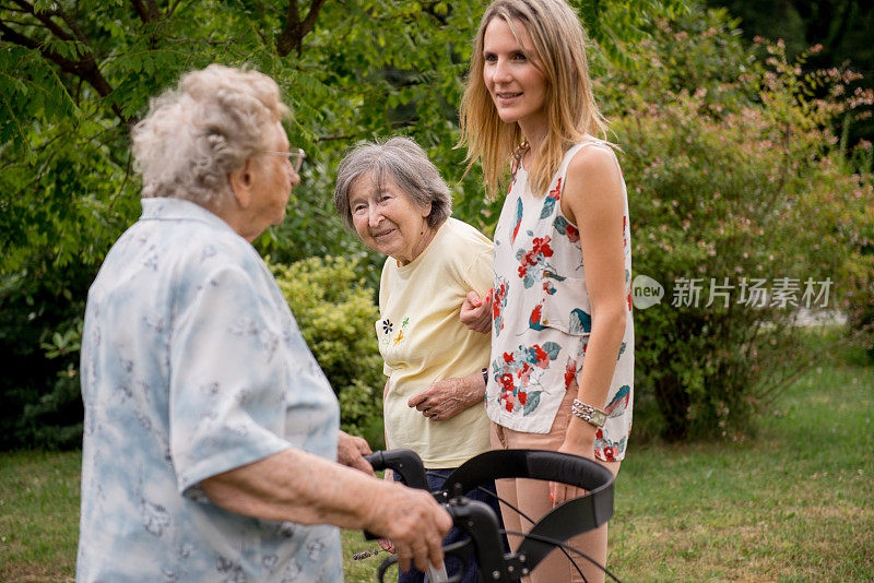 与老年妇女在花园里散步