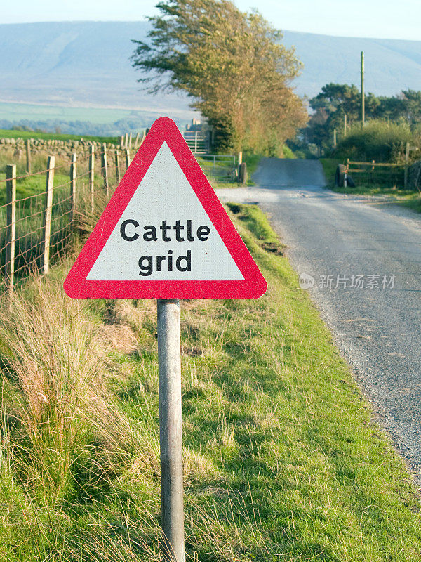 英国乡间小路上的牛格警告标志。