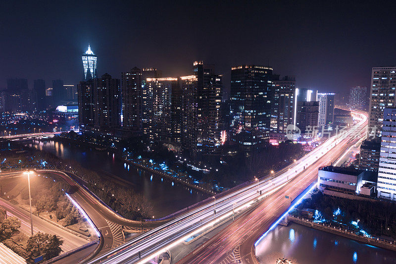 夜晚，现代城市杭州的天际线、交通和建筑