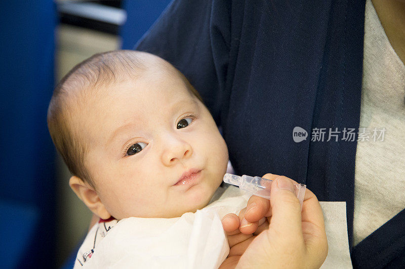 婴儿接受口服疫苗接种