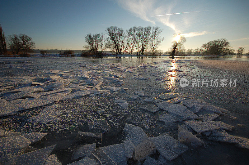 日落在河与浮冰冬季景观