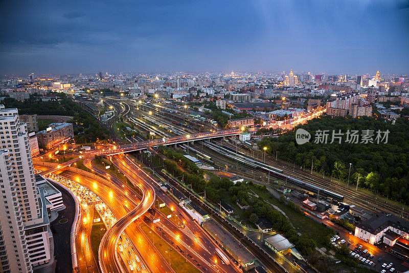 风暴后的城市。鸟瞰