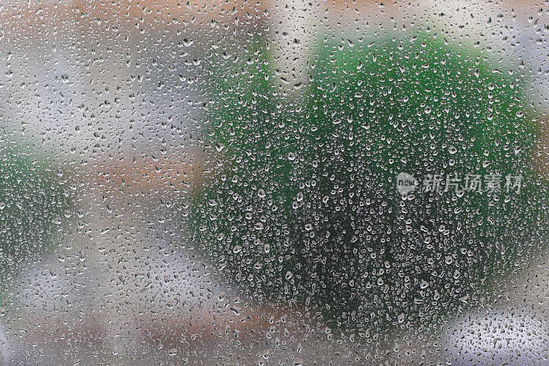 小雨打在窗口