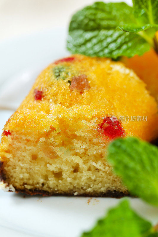 海绵蛋糕和蜜饯水果