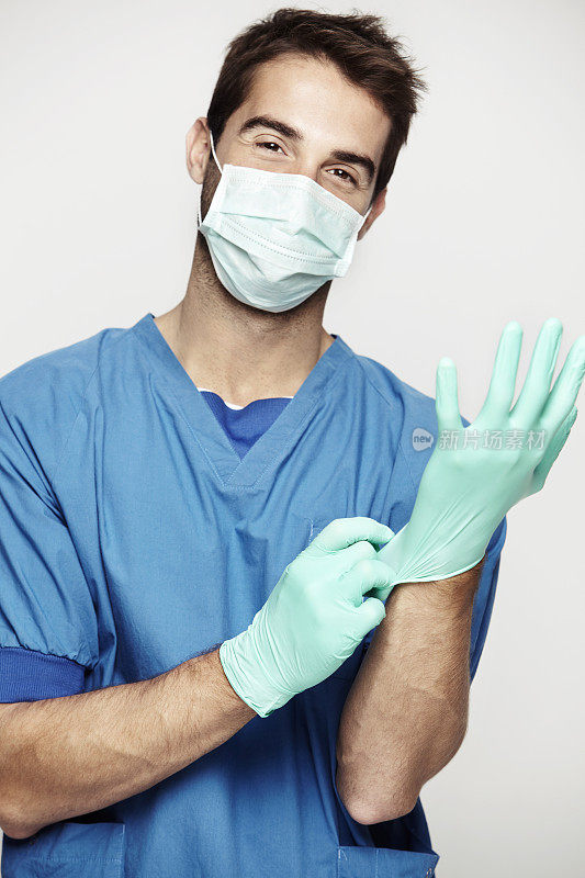 男外科医生戴上手套