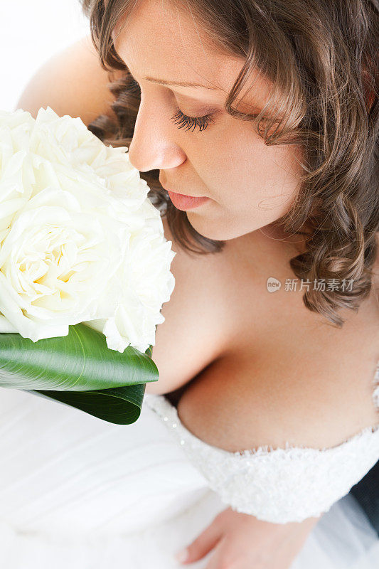 年轻的新娘拿着婚礼花束