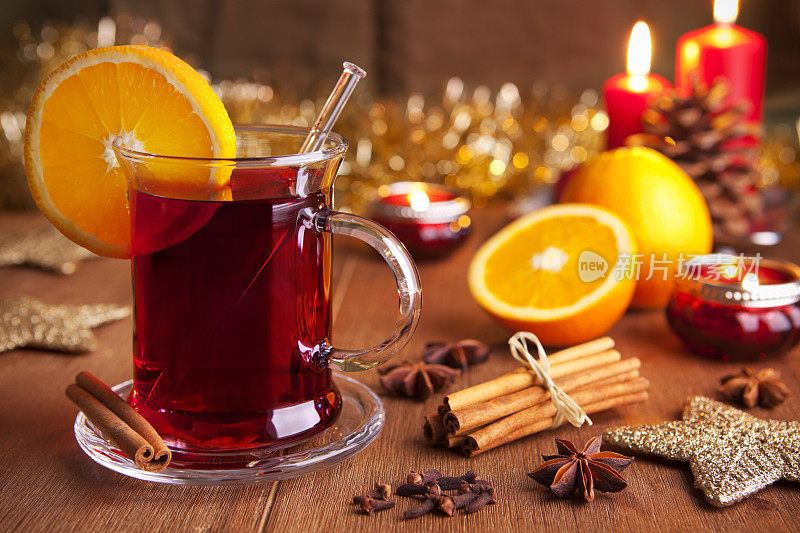 在质朴的桌子上放上热红酒或glühwein