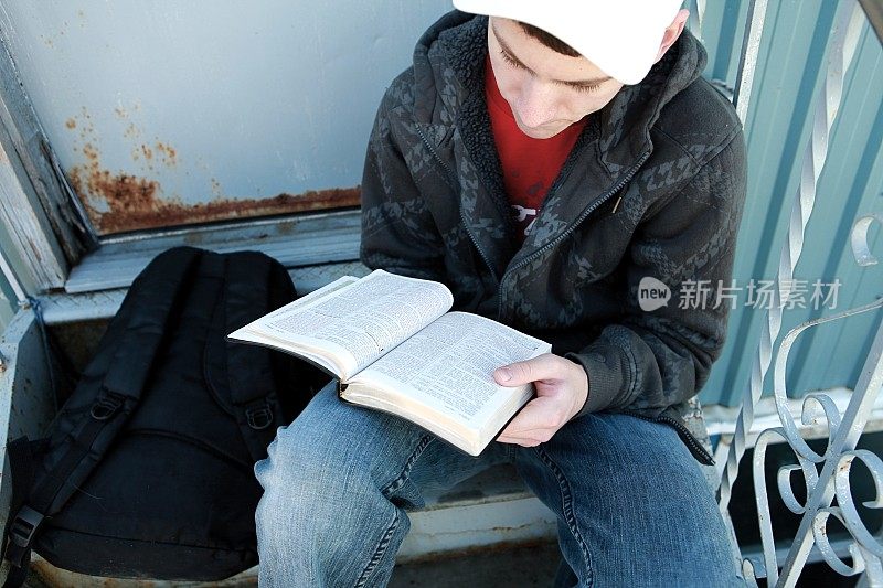 少年阅读圣经
