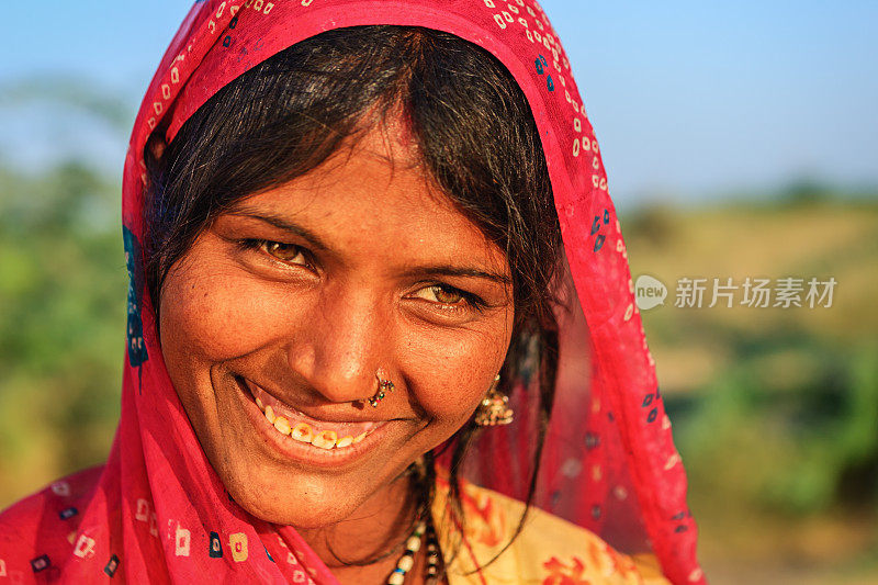 快乐的印度年轻女子在沙漠村庄，印度