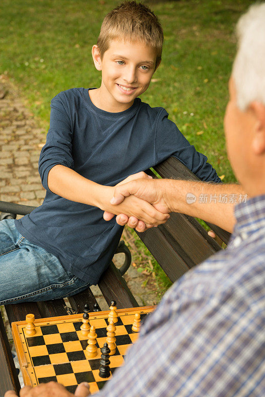 爷爷和孙子在公园里下棋