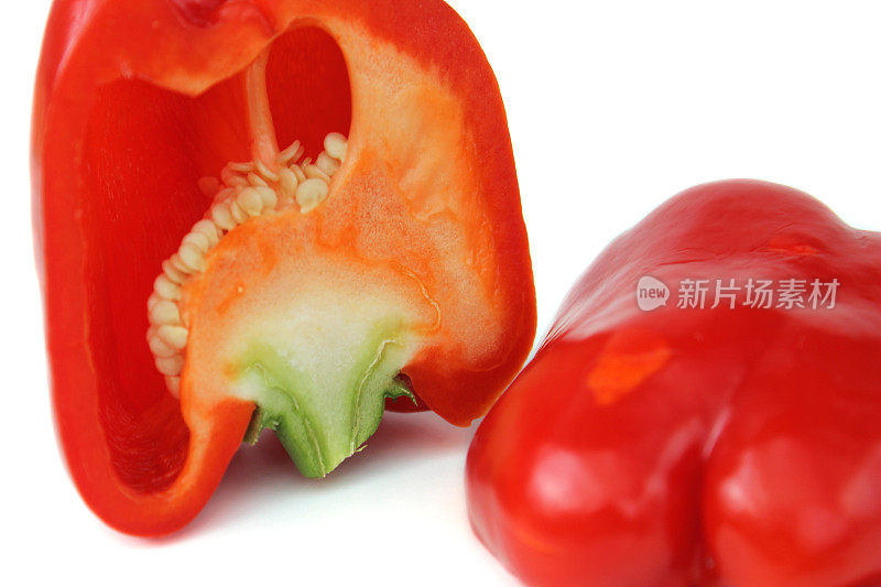 红辣椒的图像，横切面，切成两半