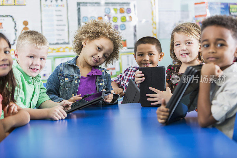 一群拥有数位平板电脑的多种族学龄前儿童