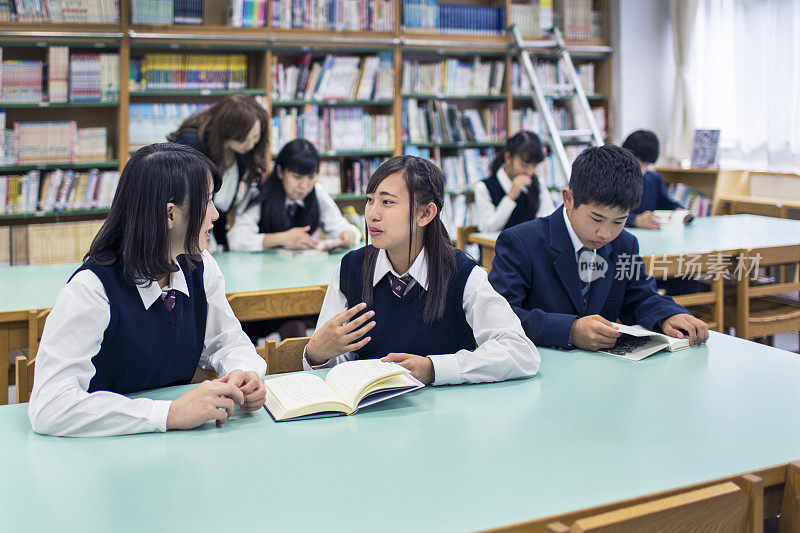 日本学生在图书馆