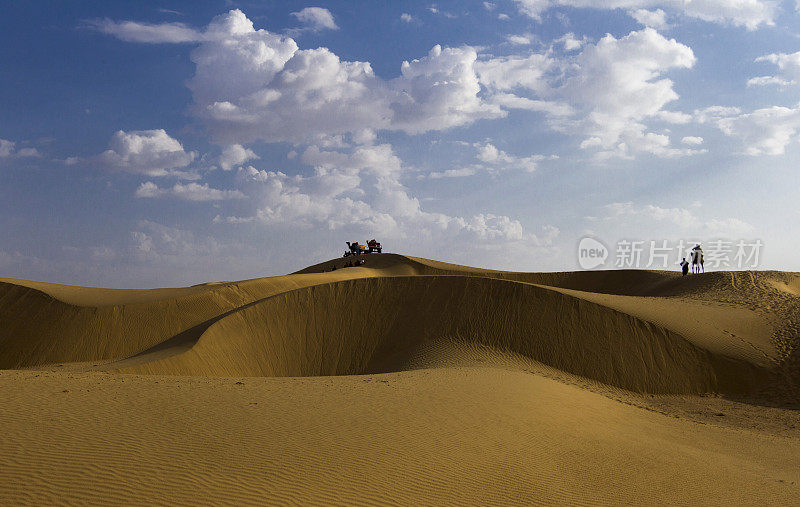 沙漠中的骆驼骑士