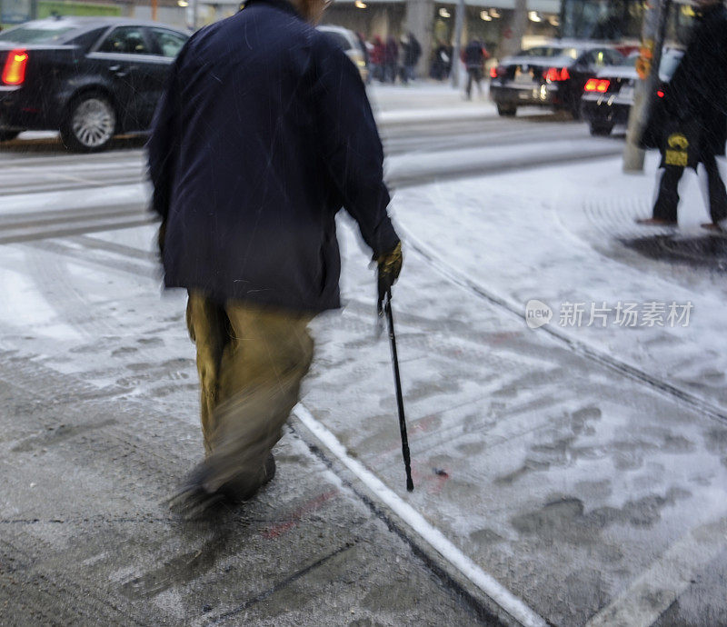 老人在雪中行走