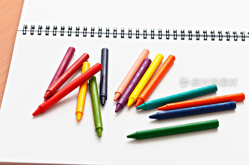 彩色蜡笔在开放，空白，螺旋装订素描簿