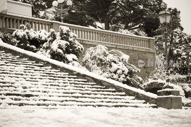 白雪皑皑的楼梯