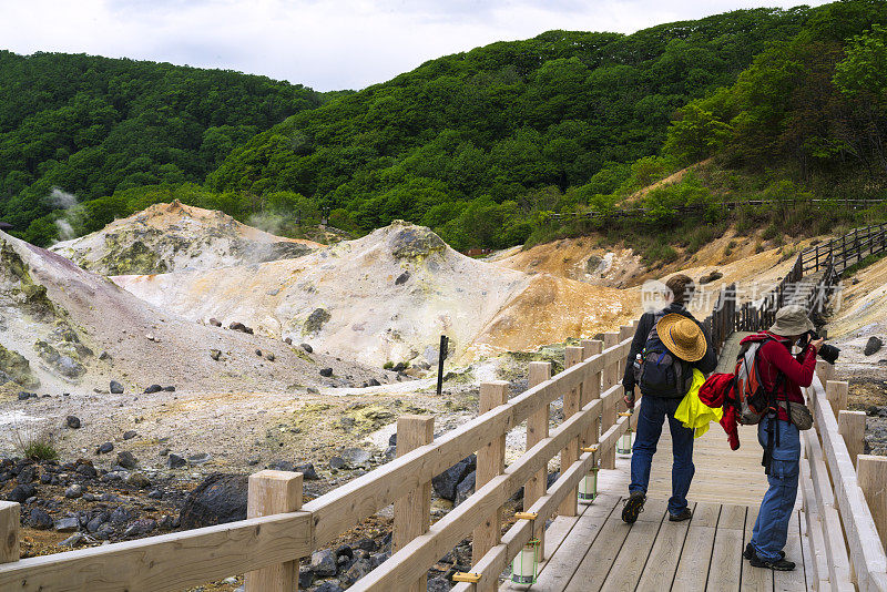 日本北海道地狱谷步道上的游客