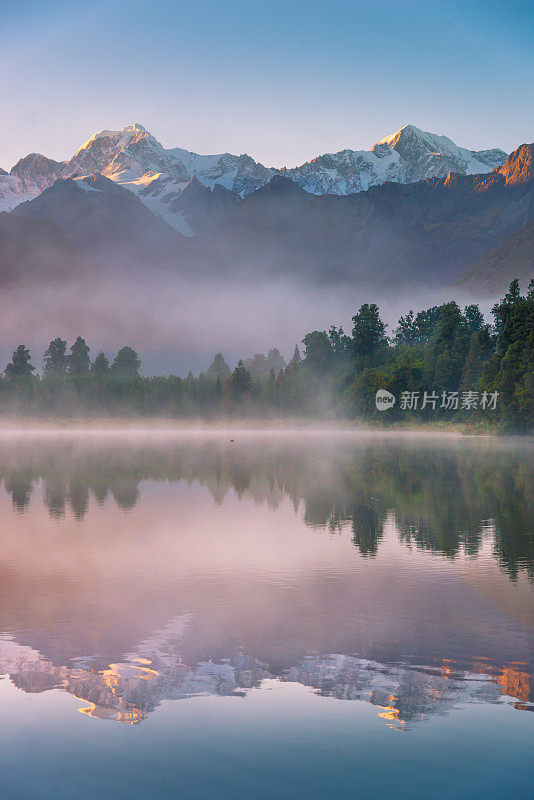 新西兰马锡森湖的库克山