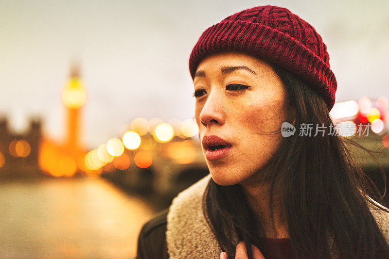 一名在伦敦抽烟的中国妇女