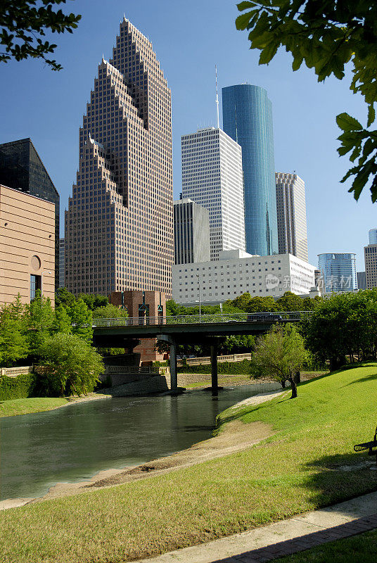 现代城市摩天大楼市中心休斯顿，德克萨斯州的水道和公园