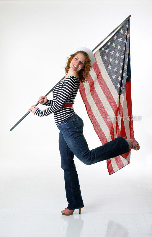 举着美国国旗的女人