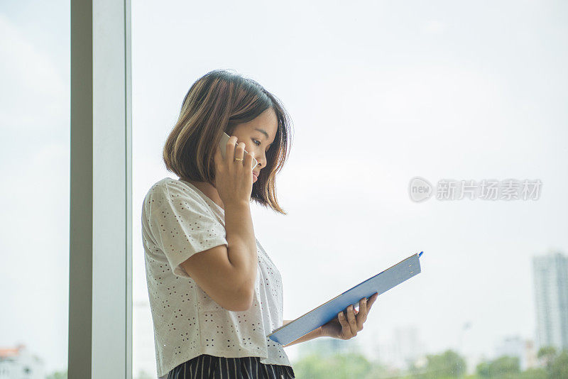 一个女人打电话为她的报告询问信息