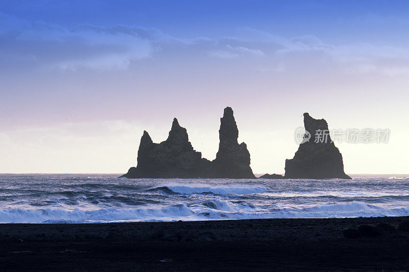 冰岛维克，波涛汹涌的大西洋上的雷尼斯德拉加海柱