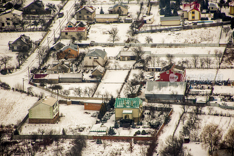 城市郊区在冬季降雪在利沃夫乌克兰利沃夫