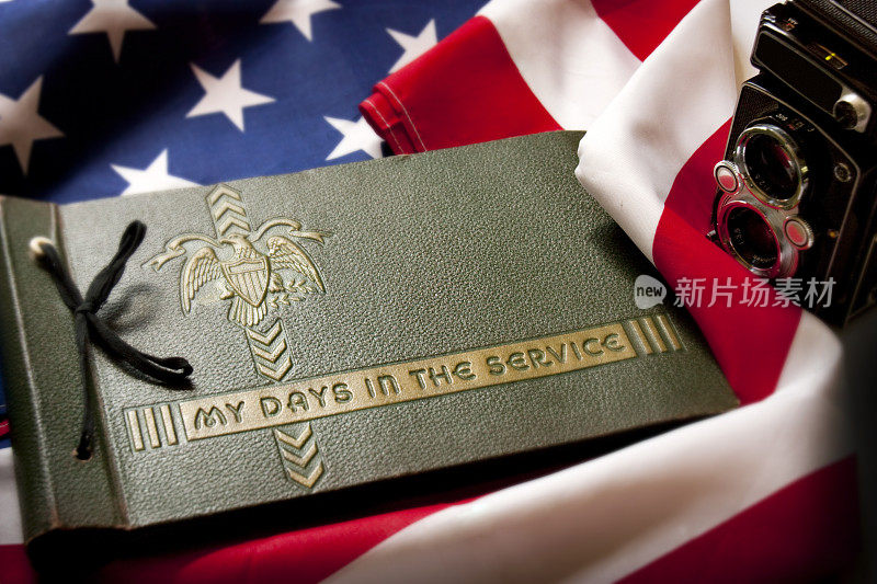 阵亡将士纪念日老兵纪念与军事服务的相册和旗帜。