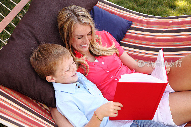 母亲和儿子在户外阅读