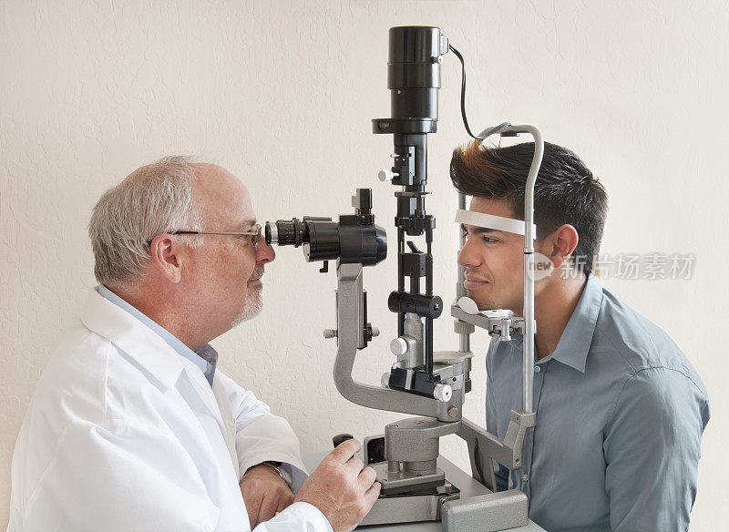 一个年轻人正在做视力检查