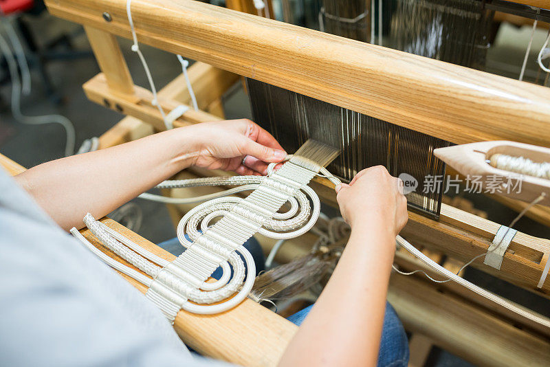 在织布机上工作的女人