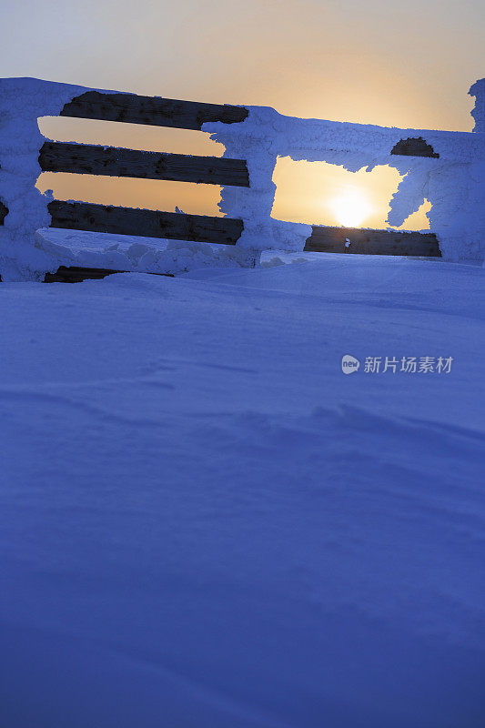 新鲜的雪，美丽的雪夜，高山上的风景