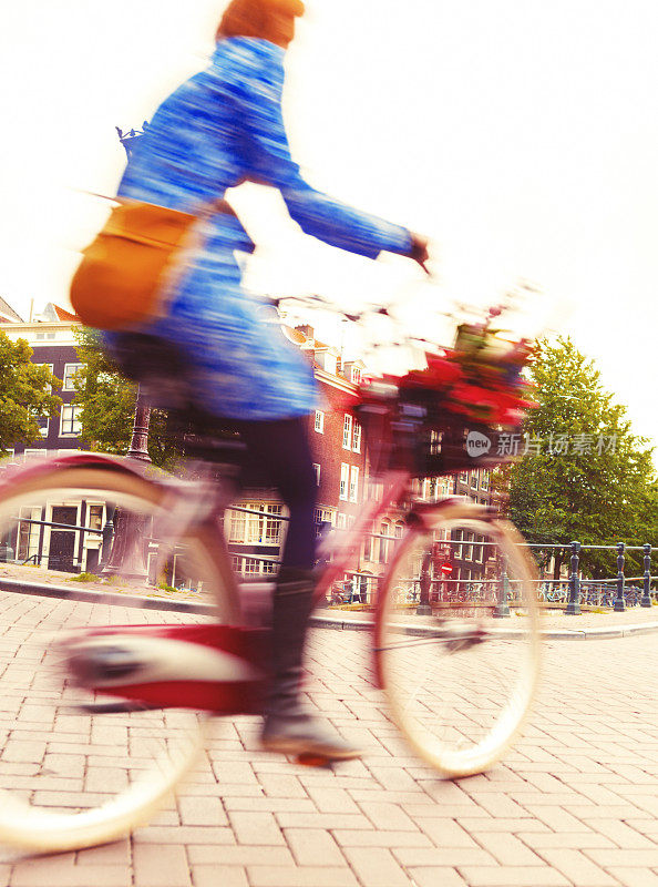 阿姆斯特丹Keizersgracht的Bicyclist