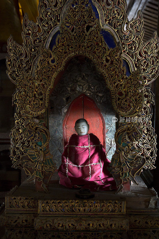 缅甸一座寺庙里的象牙佛像。