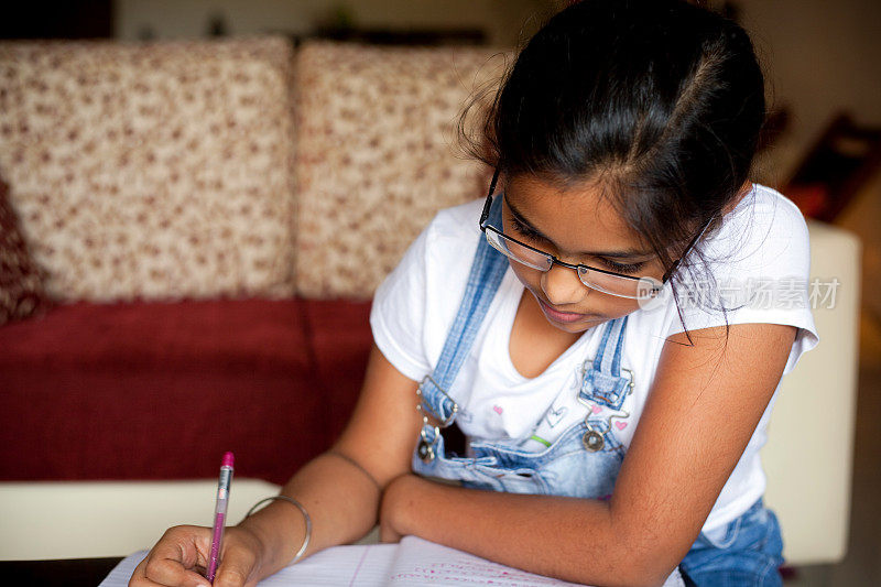 完成家庭作业印度女孩在家学习自然光水平