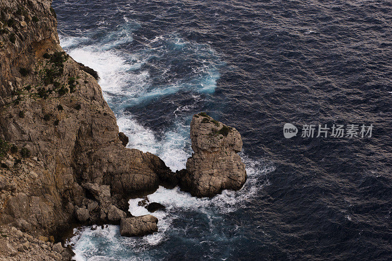 巴利阿里岛马略卡岛上的岩石悬崖和大海