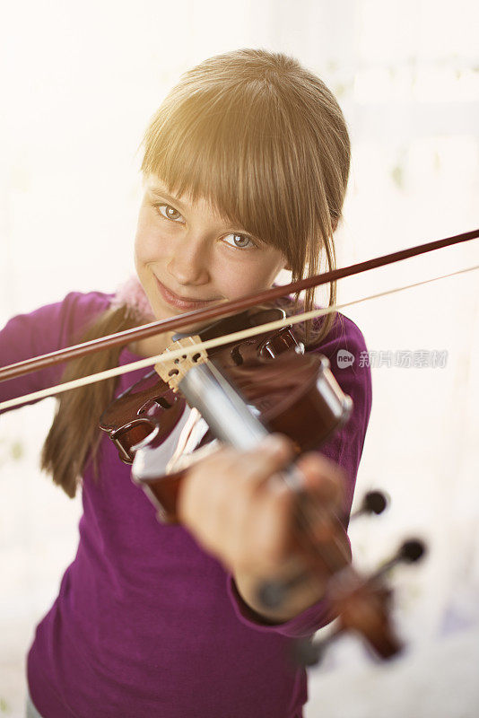 小女孩和小提琴