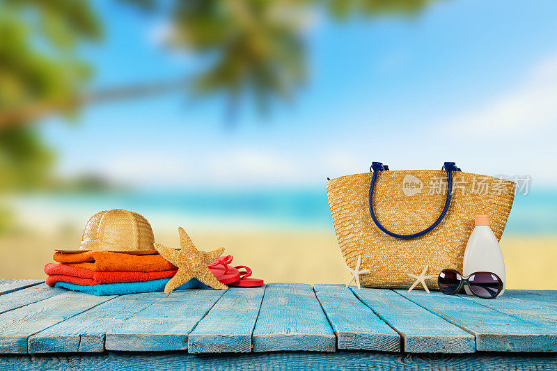 热带海滩与配件木板，暑假背景。