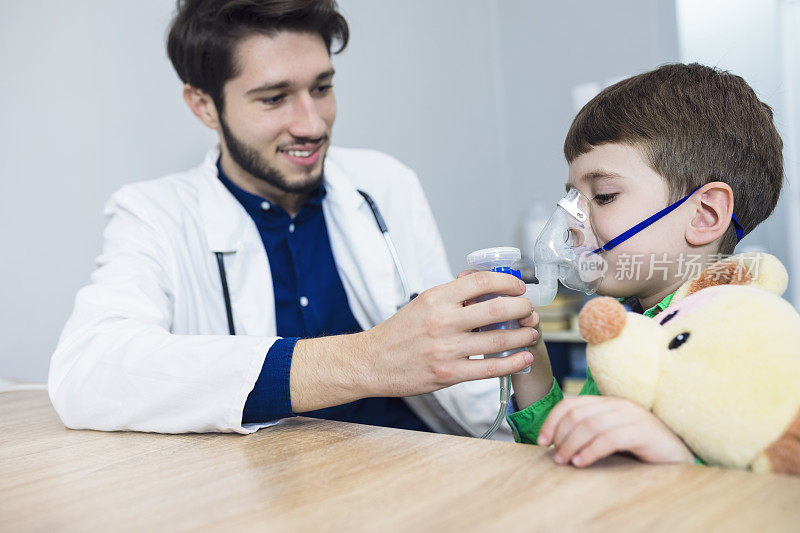 医生拿着吸入器口罩为孩子呼吸