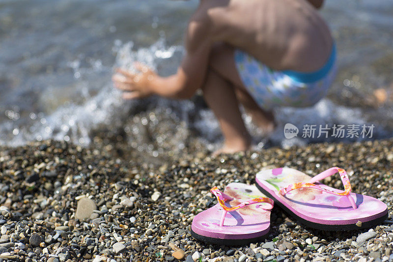 沙滩拖鞋躺在沙滩上。? ?？???? ？???? ?？ ?????？ ? ?。