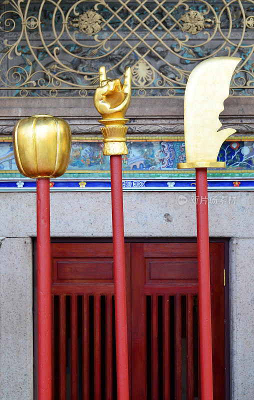 中国古代的武器，由木头制成，金色和红色的油漆