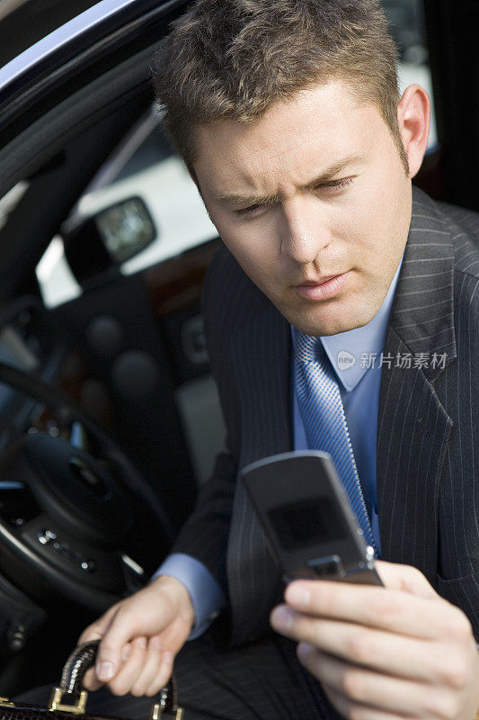 商人在车里使用手机