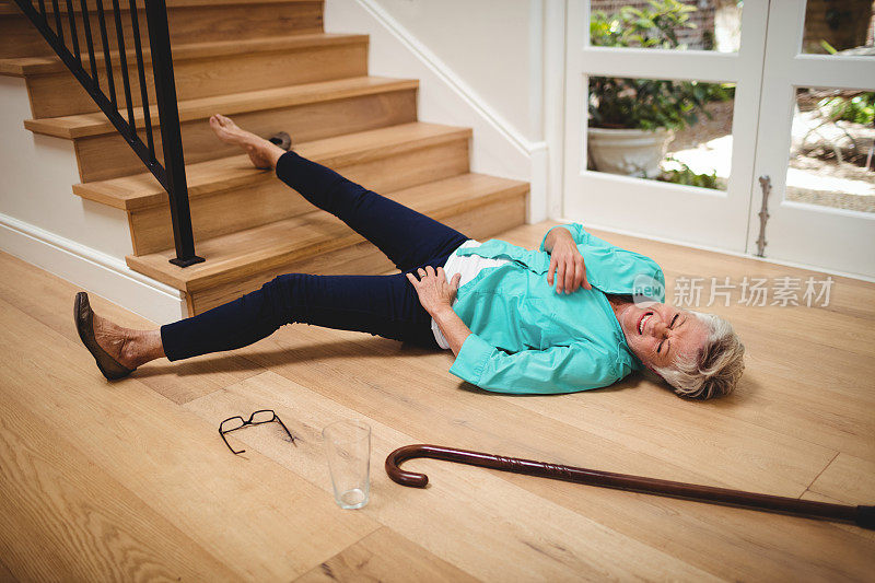老妇人从楼梯上摔了下来