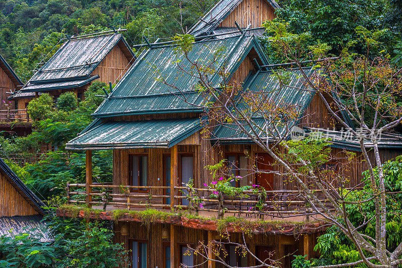 丛林中的竹屋。三亚里和苗寨。海南,中国。
