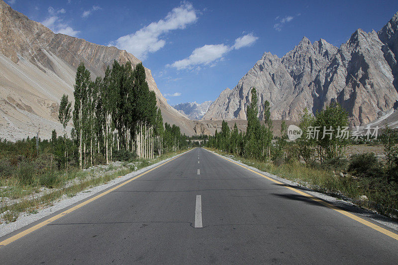 巴基斯坦帕苏附近的喀喇昆仑公路